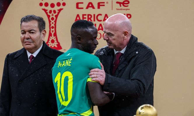 Sadio Mane y Gianni Infantino en la premiación de la Copa de África&nbsp;