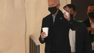 El presidente Joe Biden abandona el teatro Queen en enero de 2021