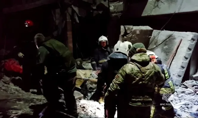 Rescatistas buscan sobrevivientes entre los escombros de la panadería bombardeada por fuerzas ucranianas.