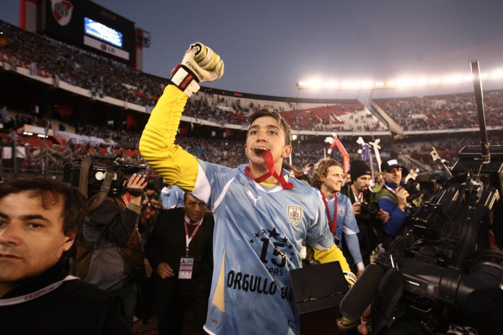 Fernando Muslera dio la vuelta olímpica con Uruguay tras ganar la Copa América 2011 en Argentina