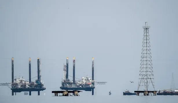 El barril Brent y el WTI subieron algo más de 7% en la jornada