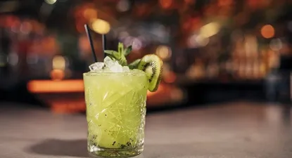 alerta nacional en costa rica por botellas de alcohol adulteradas que provocan intoxicacion