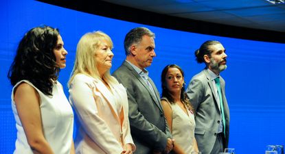 Fernanda Cardona y otras autoridades del Ministerio de Industria, junto a Yamandú Orsi y Carolina Cosse