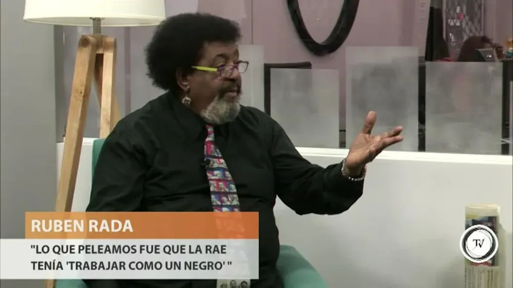 El músico habló del racismo y de la utilización del término afrodescendiente. Explicó que el reclamo por la palabra negro fue por la definición de la Real Academia Española trabajar con un negro, aludiendo a la esclavitud, pero se malinterpretó. También señaló que nadie llama a los blancos por su color cariñosamente como se hace con los negros.La entrevista completa puede verse aquí.