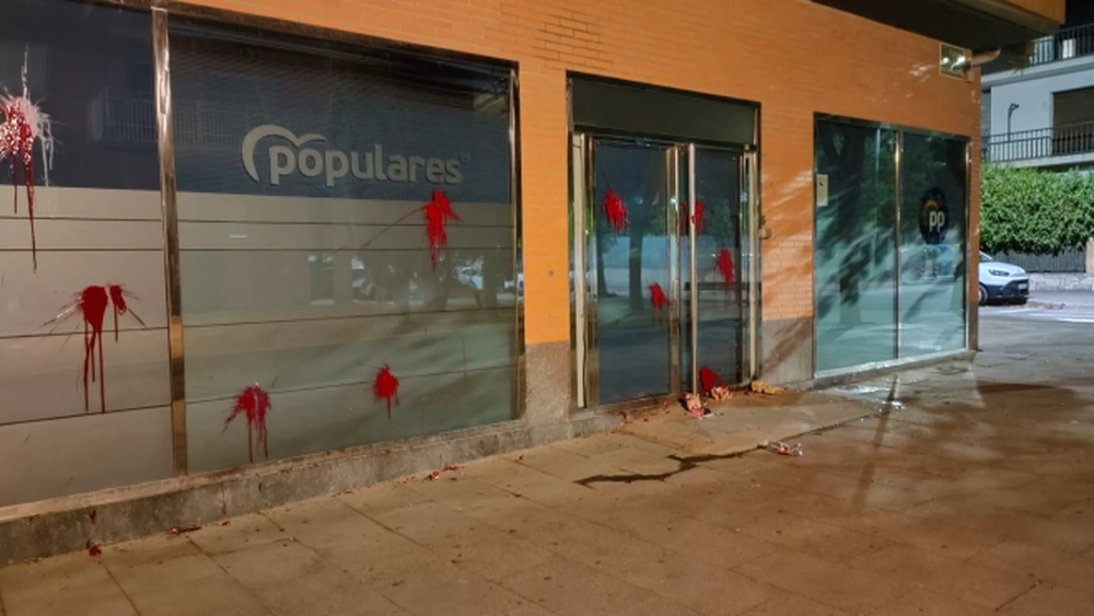 Así quedó la fachada de la sede del Partido Popular en Huesca.