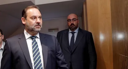 Koldo García (d) junto al entonces ministro de Fomento, José Luis Ábalos (i).