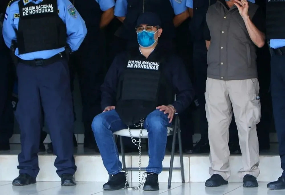 El expresidente hondureño Juan Orlando Hernández esposado en la sede de la Policía de Honduras