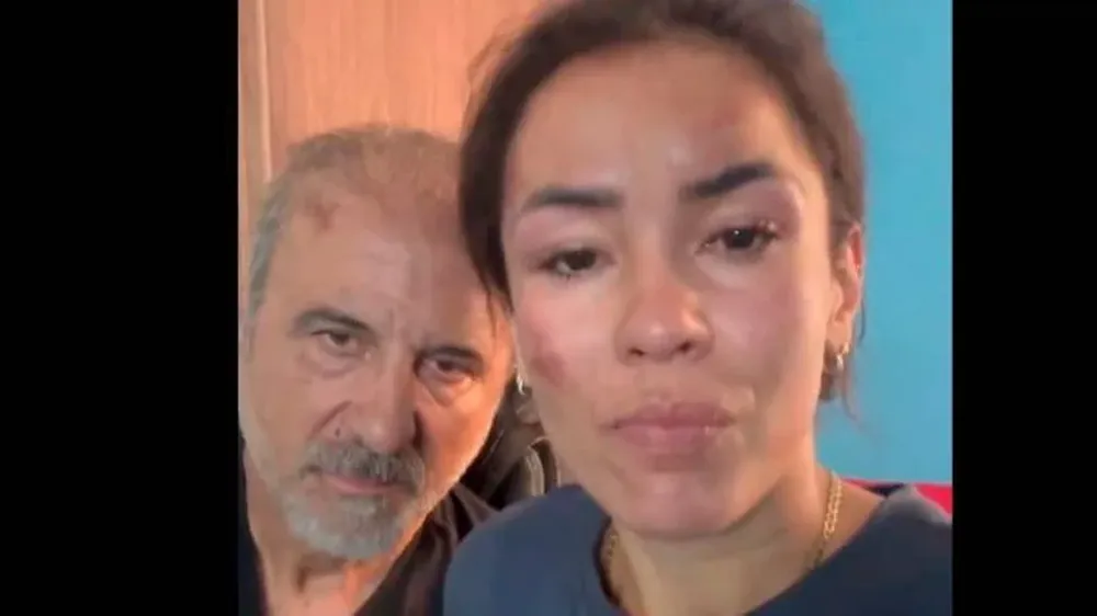 La mujer atacada en la India, junto a su esposo.