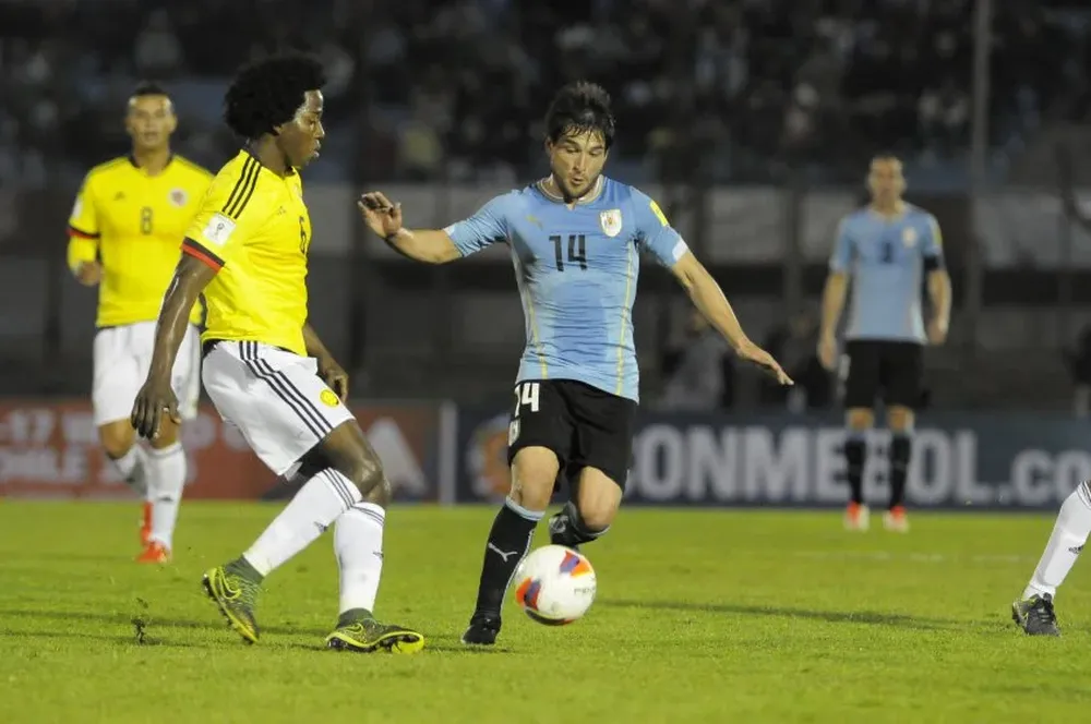 Nicolás Lodeiro maniobra ante Carlos La Roca Sánchez