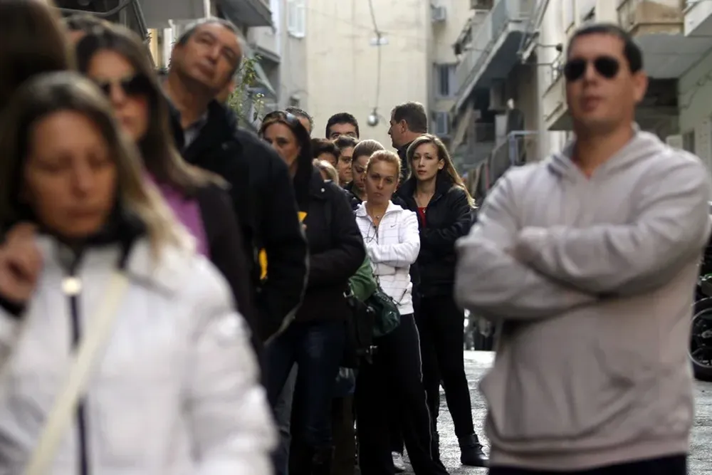 Desocupados hacen fila para encontrar trabajo