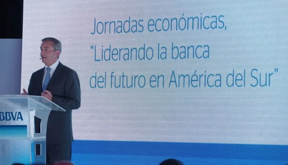 Ángel Cano, consejero delegado del BBVA, durante el foro en Bogotá