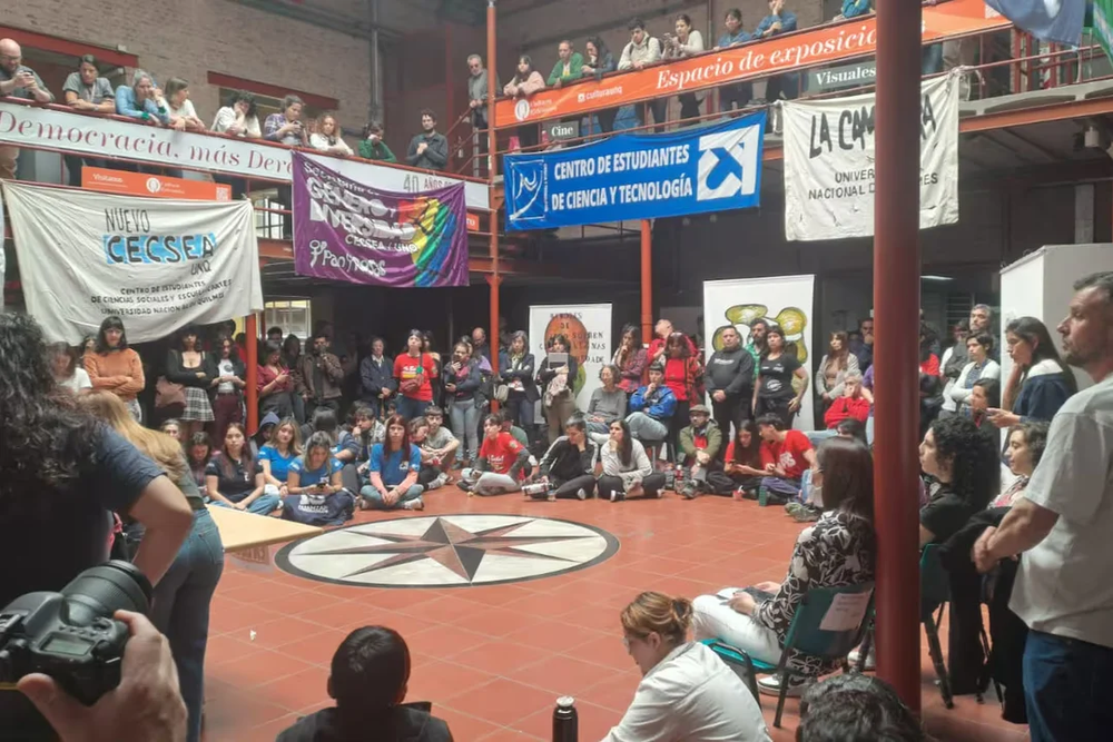 Asamblea de estudiantes en la Universidad Nacional de Quilmes (UNQ).