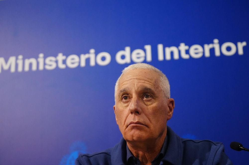 El ministro Carlos Negro durante una conferencia de prensa el domingo 28 de setiembre de 2025 por el atentado contra la fiscal de Corte Mónica Ferrero