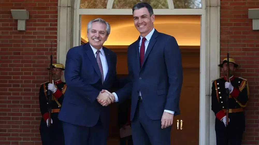 Ex presidente de Argentina, Alberto Fernández, y el presidente de España, Pedro Sánchez.