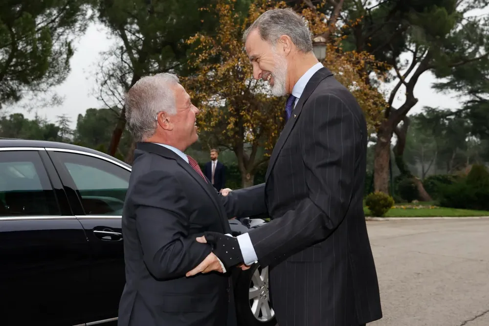 El rey Felipe VI (d) recibe a Abdalá II de Jordania este martes, en el Palacio de la Zarzuela, en Madrid.