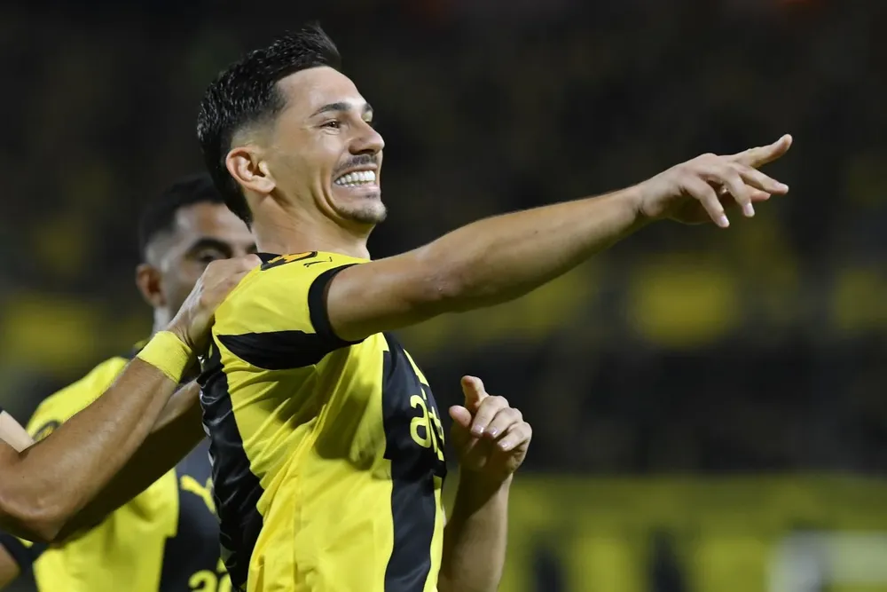 Maxi Silvera anotó los dos primeros goles aurinegros