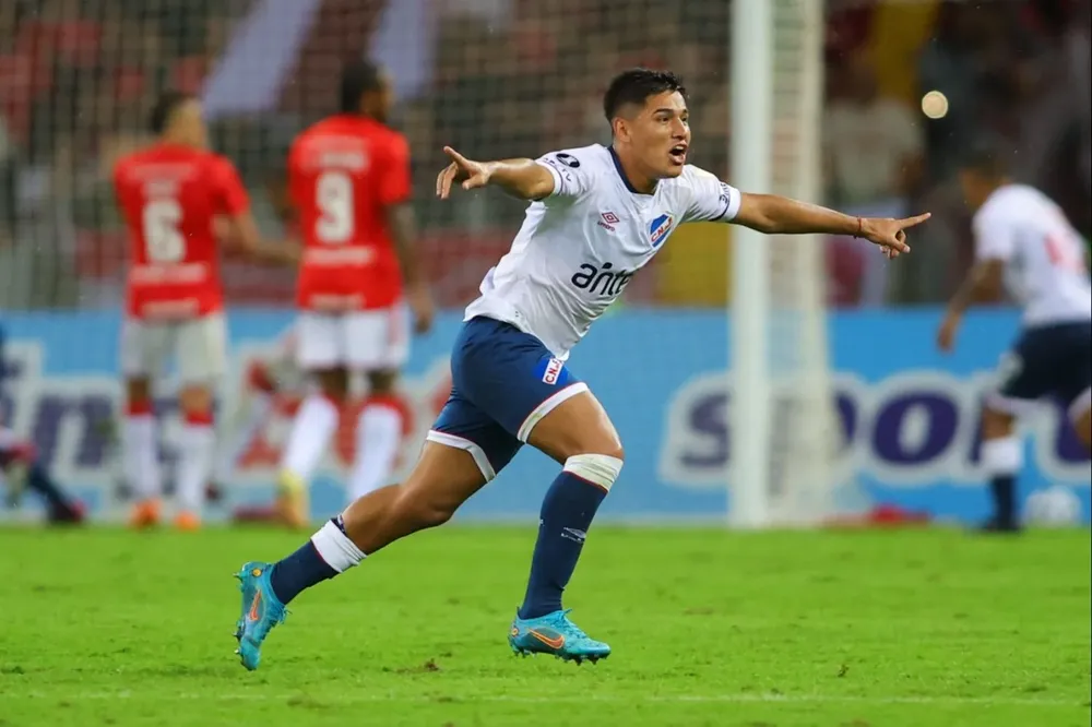 Leandro Lozano festejando el empate de Noguera