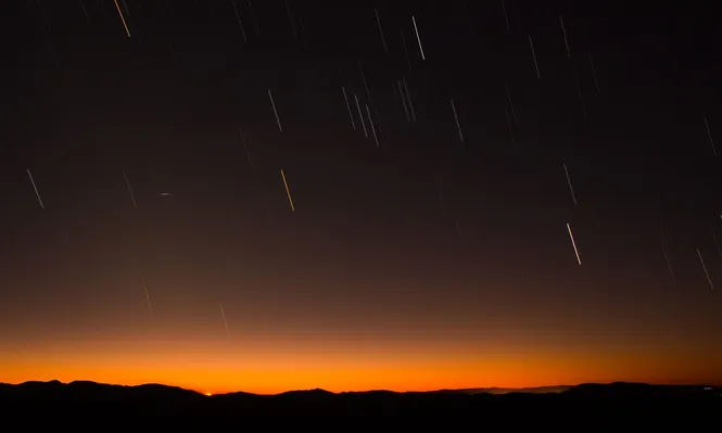 Foto de banco de imágenes de una lluvia de meteoros