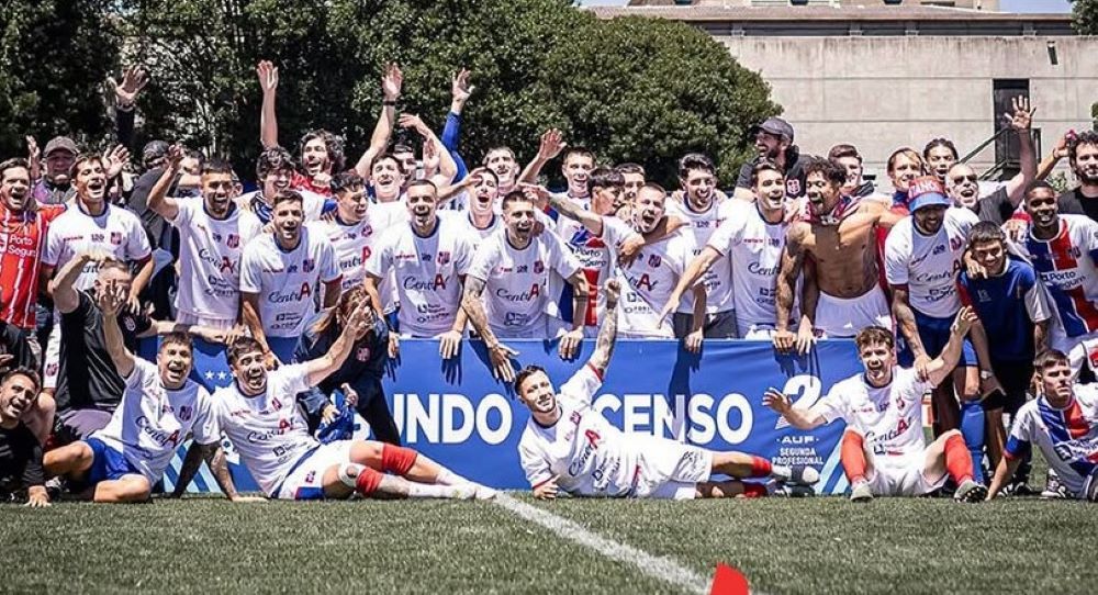El plantel de Central Español celebró el regreso a Primera división luego de 12 años y medio