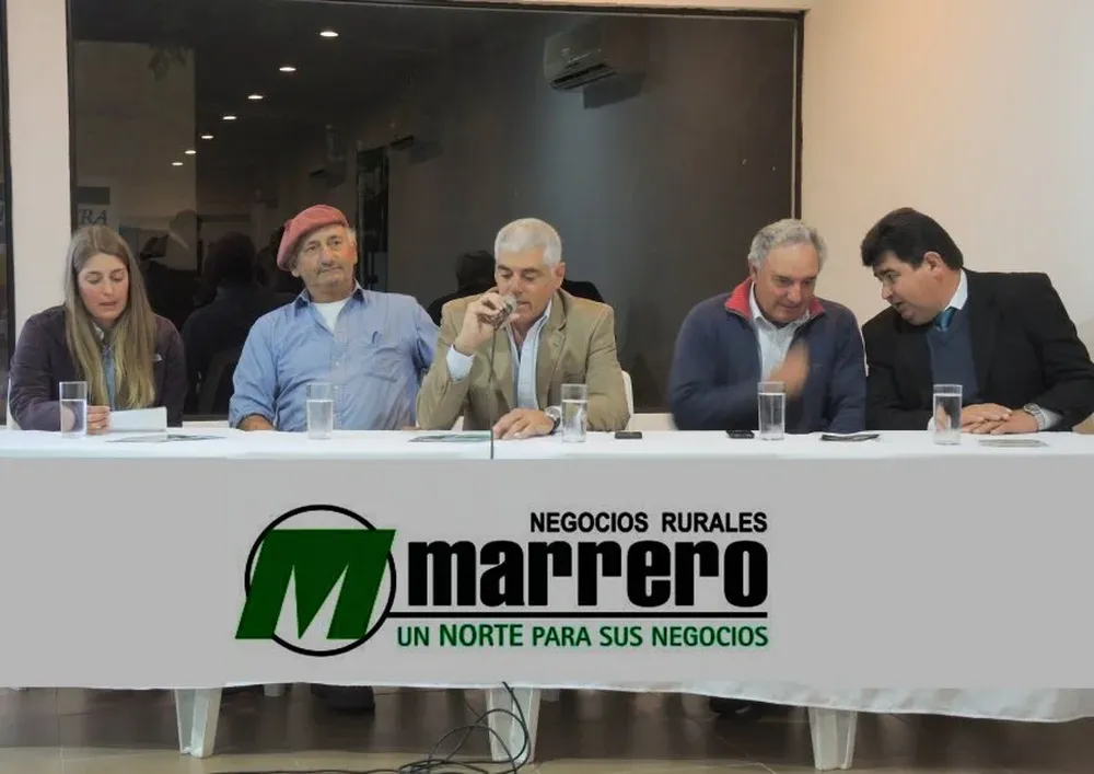 Integrantes de la cabaña, del escritorio y del banco en la conferencia