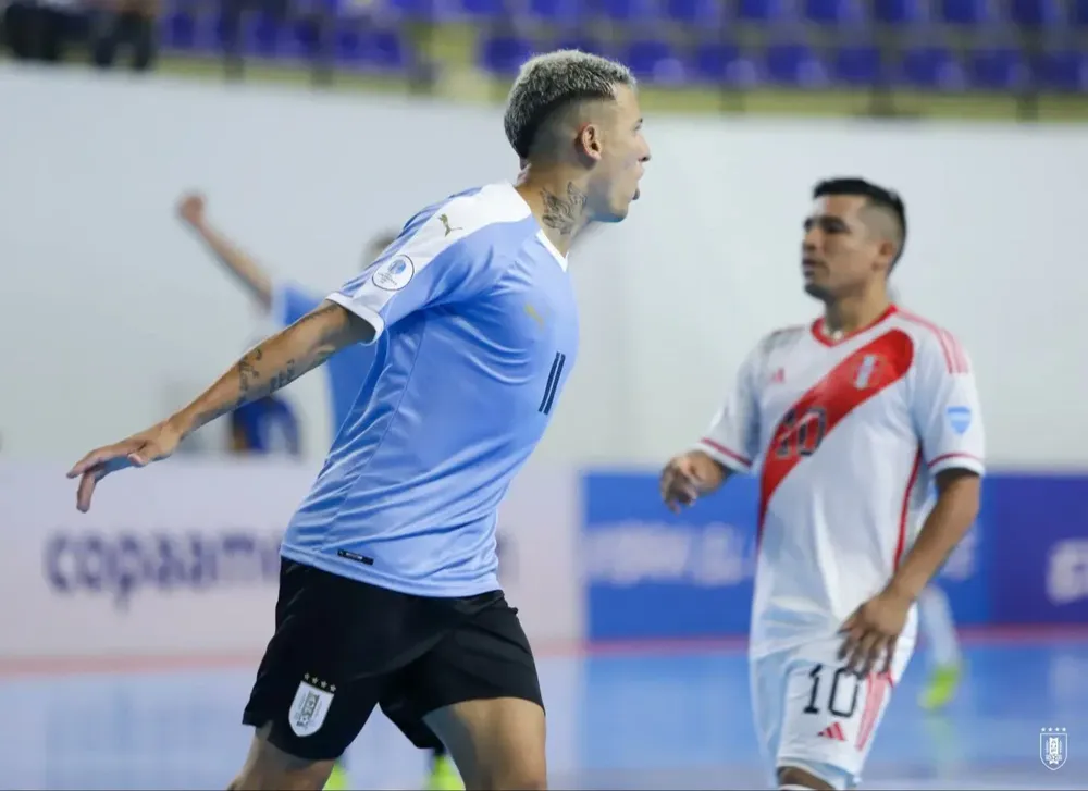 Brandon Díaz festeja su gol para las seleción uruguaya ante Perú en el debut de la Copa América de fútbol sala