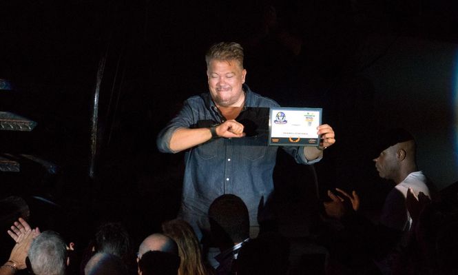 Teatro de Verano: Social Club le entregó un diploma al Fata Delgado por entender que el artista tiene el récord Guinness a la persona que más hizo feliz al Uruguay.