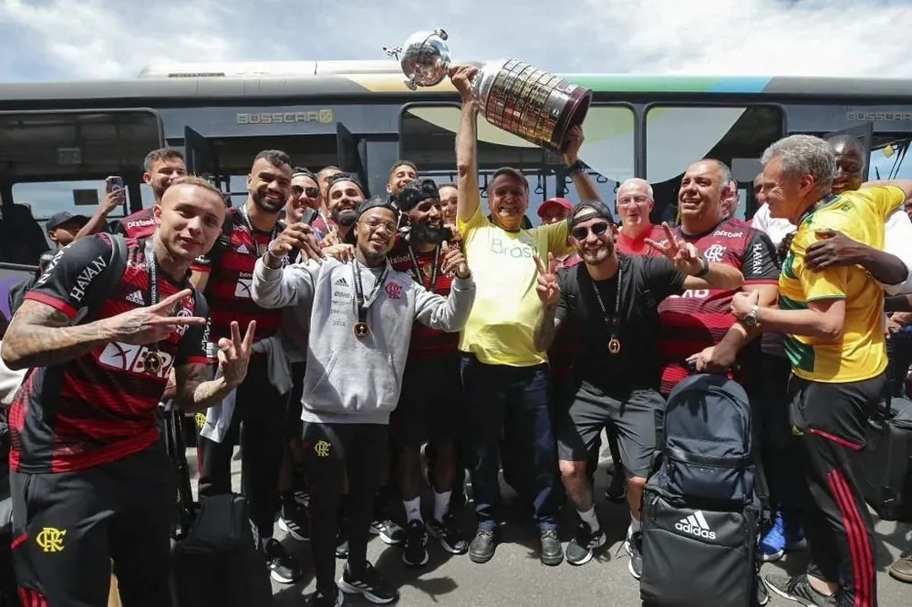 Jair Bolsonaro recibió al equipo de Flamingo a su regreso al país con la Copa Libertadores