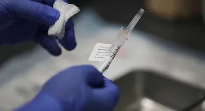 ¿Qué es la mielitis transversa, la enfermedad que frenó la vacuna de AstraZeneca?