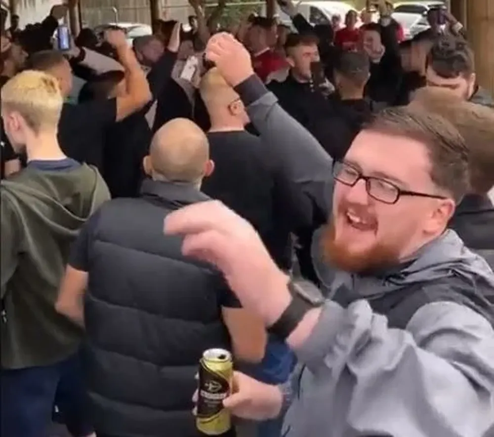 Hinchas de Manchester United le cantan a Edinson Cavani