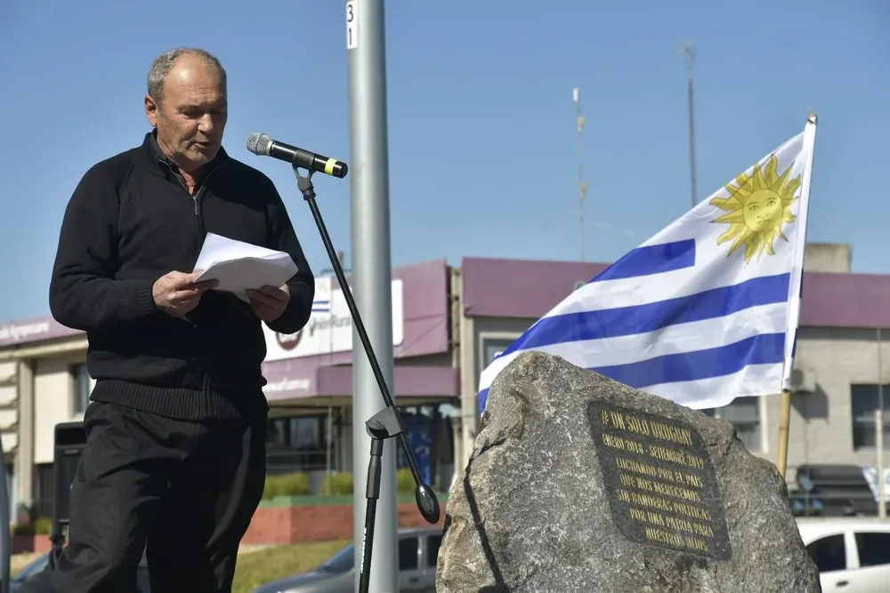 Julian Cabrera leyó la proclama de Un Solo Uruguay en San José.