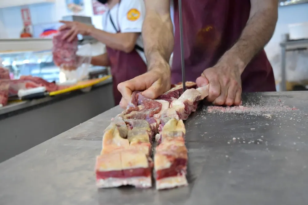 Como en cada inicio de mes, mejoró la demanda por carnes en las carnicerías de barrio.