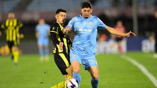 Lucas Ferreira contra Nahuel da Silva en el partido entre Torque y Peñarol&nbsp;