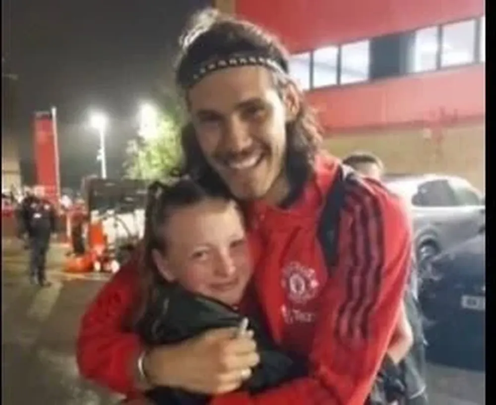 Edinson Cavani y su pequeña fan