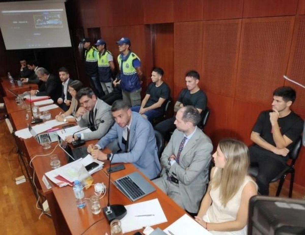 Los jugadores de Vélez en la audiencia judicial de ayer. Tres quedaron detenidos con prisión domiciliaria, mientras Sebastián Sosa quedó libre