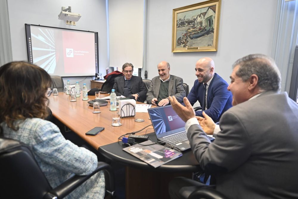 Pablo Mieres con autoridades de la&nbsp;Caja de Jubilaciones y Pensiones de Profesionales