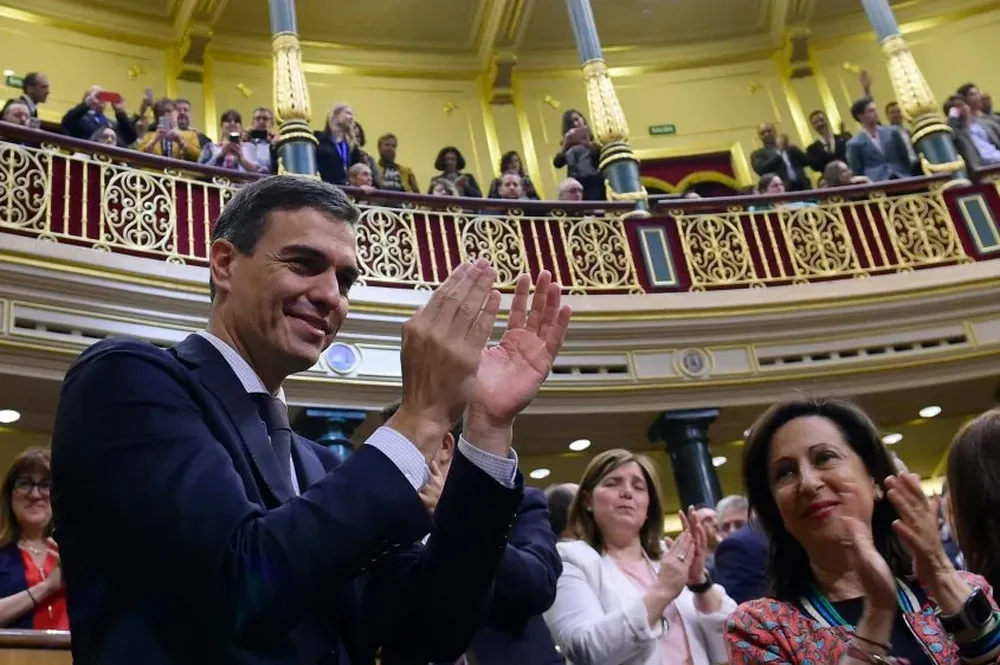 El nuevo presidente Pedro Sánchez saluda a su antecesor en el cargo, Mariano Rajoy.
