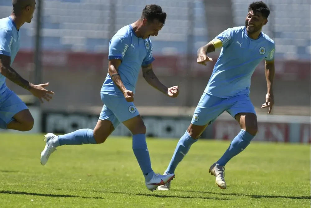 Festejo de Leandro Otormin, junto al capitán Brun