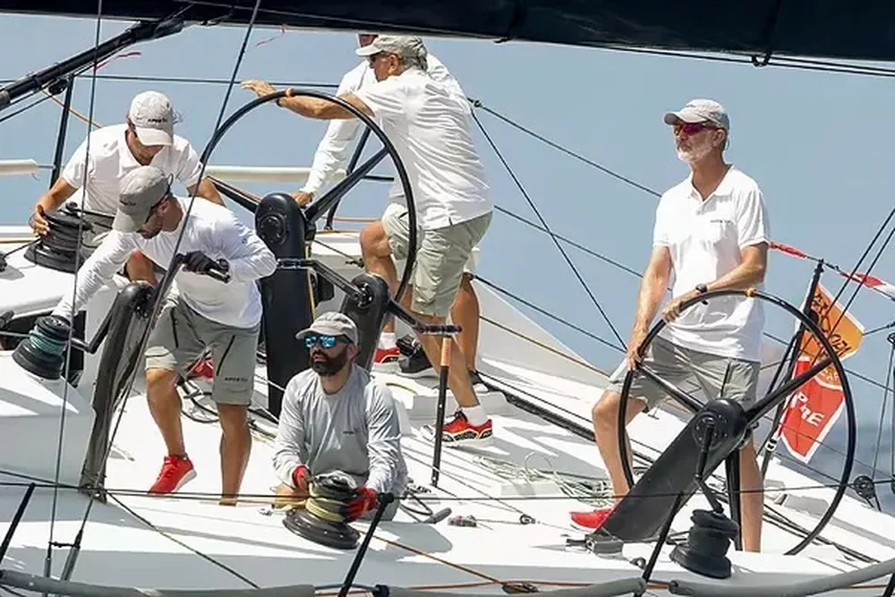 El Rey Felipe VI al timón del Aifos en la Copa del Rey de Vela, en Palma