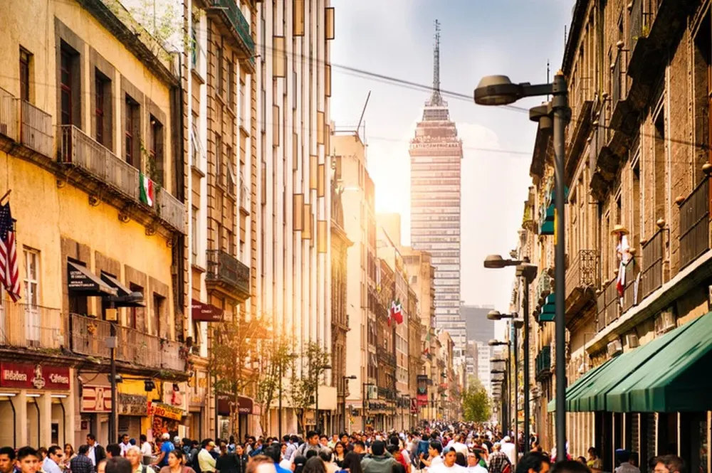 Centro de la Ciudad de México con la Torre Latinoamericana en el fondo.