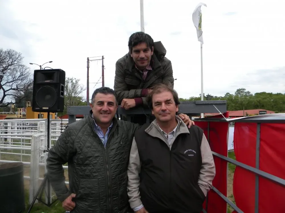 El rematador Alejandro Zambrano con Alberto Noria de Scotiabank y Nicolás Harriague