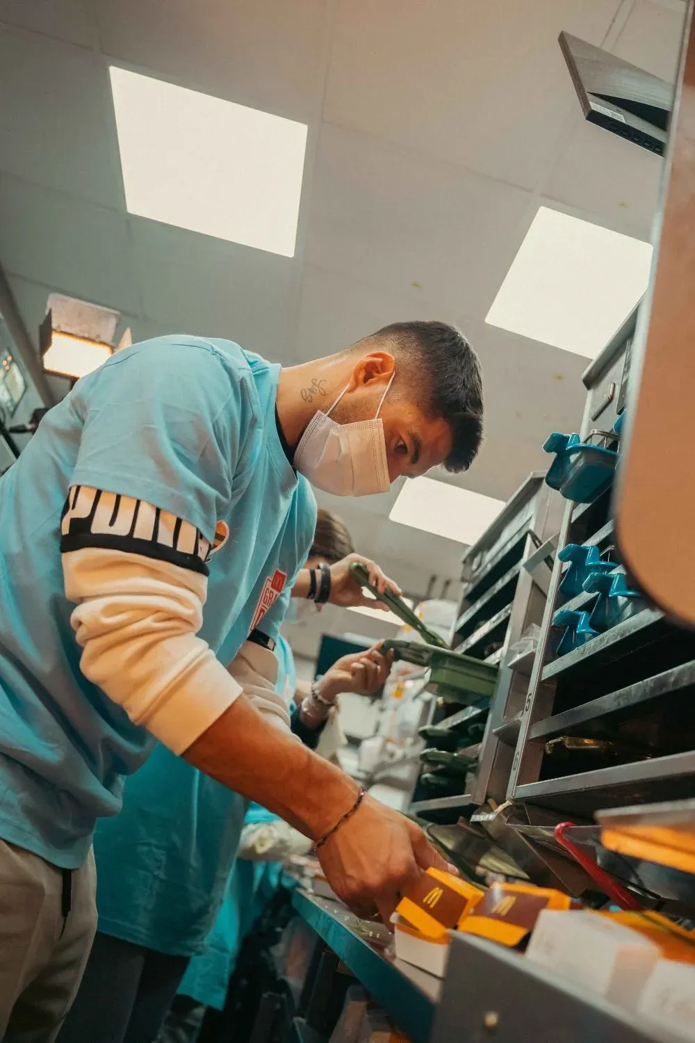 Luis Suárez en la jornada solidaria de McDonald´s