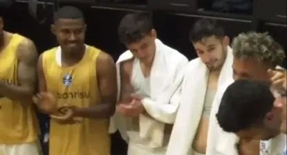 Luis Suárez baja la cabeza mientras sus compañeros de Gremio lo aplauden