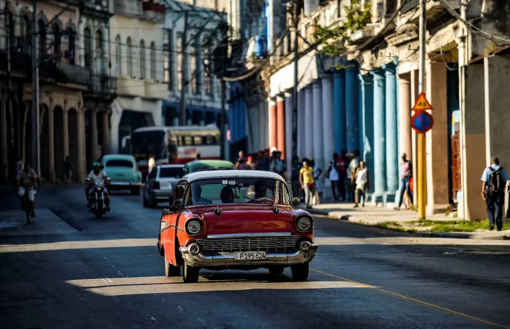 Un auto antiguo transita por las calles de Havana, Cuba
