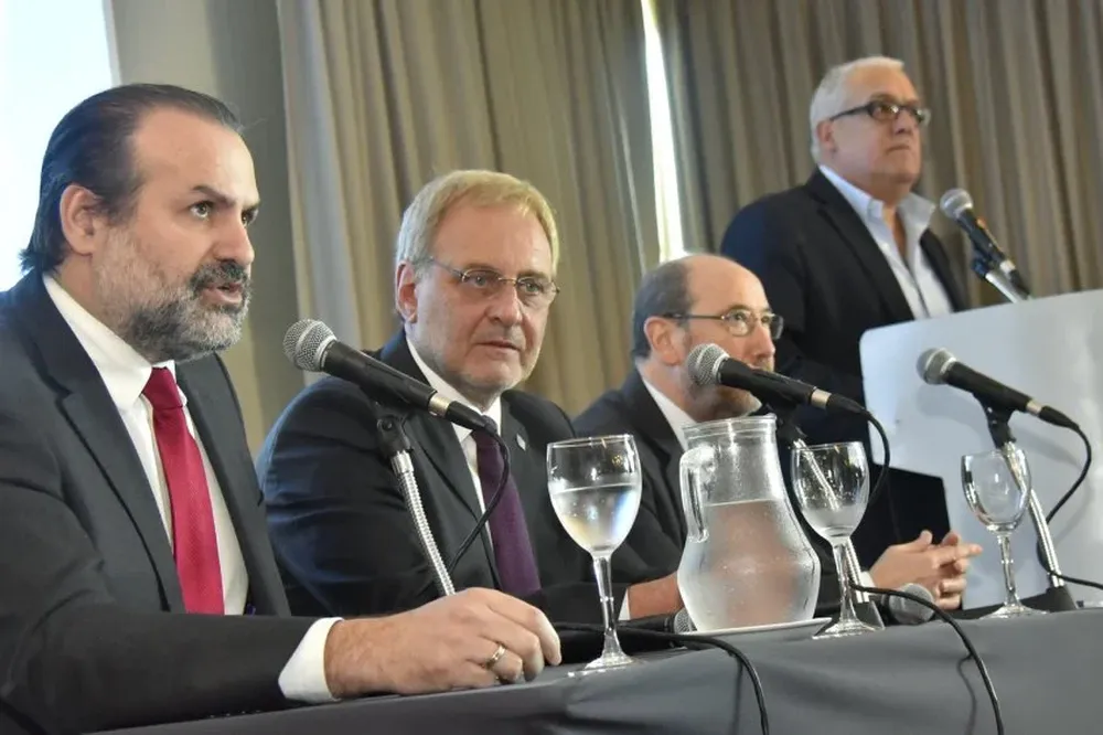 Federico Susbielle, Ricardo Vairo y Alfredo Etchandy en la presentación de este lunes