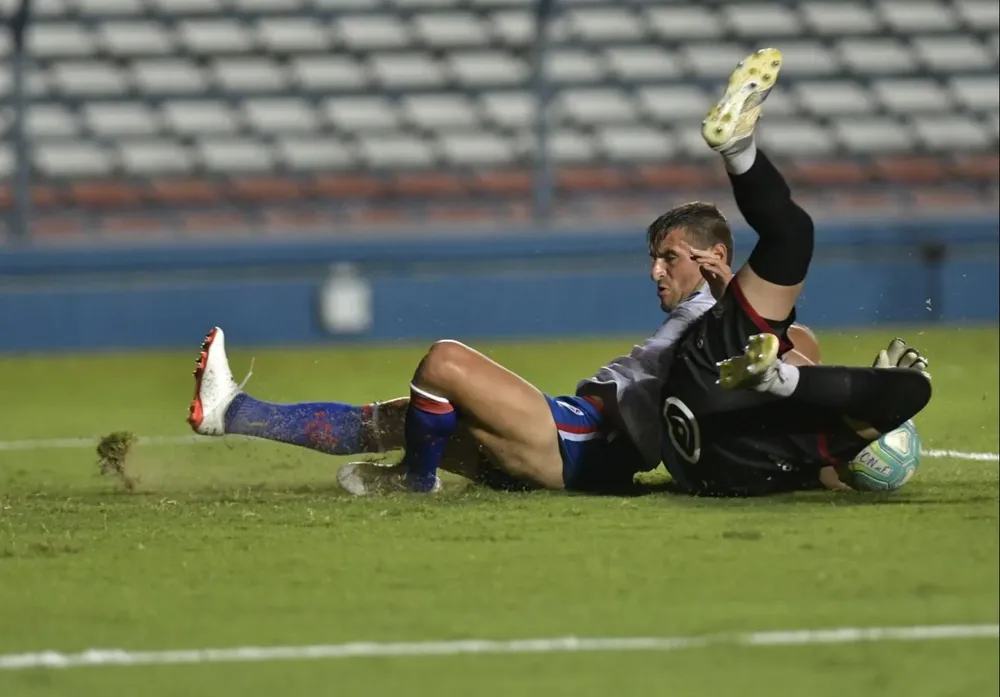 En el intento, impacta con Irrazabal