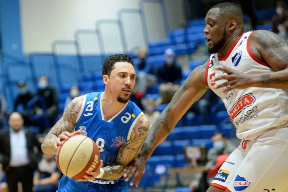 Donald Sims encara a Charles Mitchell