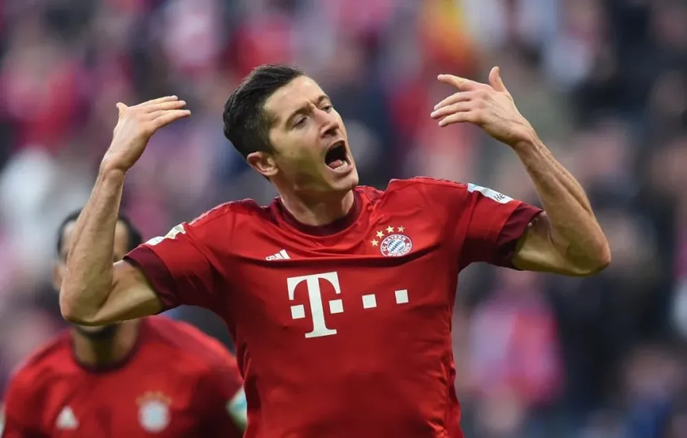 Robert Lewandowski marcó dos goles para el triunfo de Bayern Múnich, 3-0 ante Schalke 04