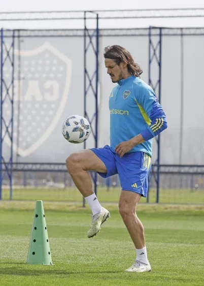 Edinson Cavani trabajó con pelota