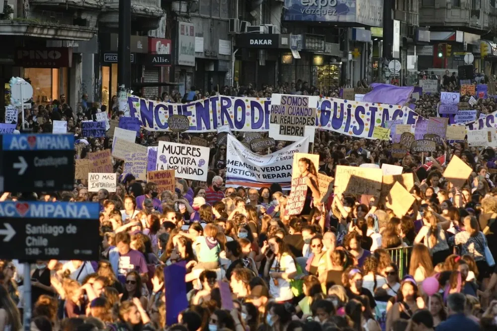 Mujeres marchan por avenida 18 de Julio, en el marco del #8M