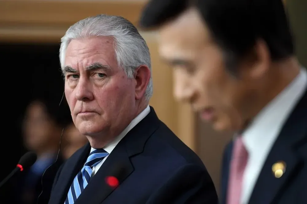 Rex Tillerson escucha al ministro de relaciones exteriores de Corea del Sur, Yun Byung-se, el 17 de marzo